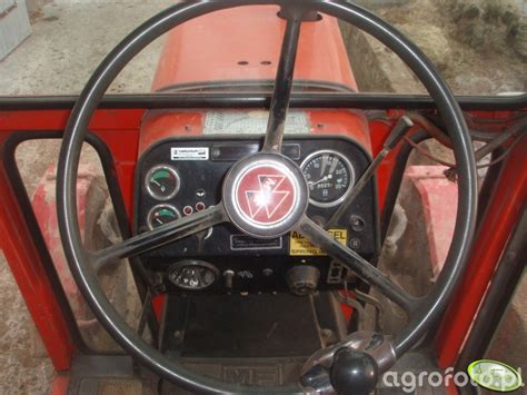 Zdjęcie traktor MF 590 W środku id:429295 - Galeria rolnicza agrofoto
