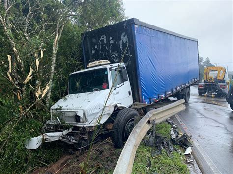 Pedestre é atropelado em acidente entre caminhão e carro na SC 418