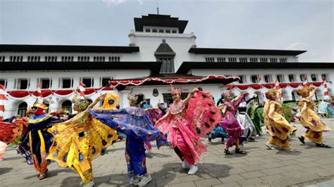 Warisan Budaya Tak Benda Indonesia, Tari Merak dari Bandung - paperplane