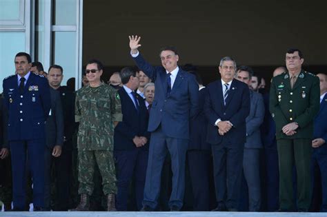 Bolsonaro acompanha desfile de tanques militares em Brasília veja os