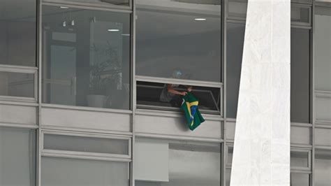 Tensión En Brasil Bolsonaristas Invadieron El Palacio Del Planalto El Congreso Y La Corte