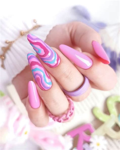 20 Swirl Nails - Sweet Money Bee