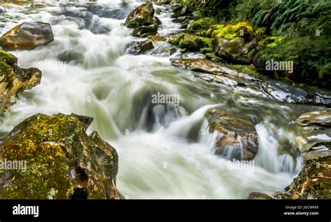 Rivière Qui Coule Sur Les Rochers Banque De Photographies Et Dimages à