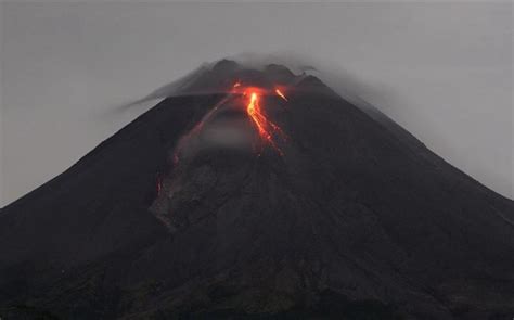 Indonesias Merapi Volcano Erupts Spews Hot Cloud