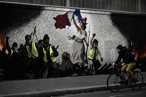 Paris Gilets Jaunes Une Fresque Avec Une Nigme Inspir E De Delacroix