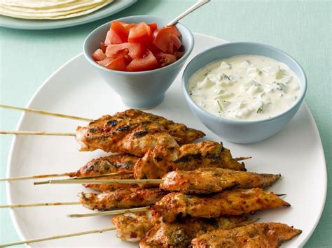 Hähnchenspieße Tandoori mit Joghurt und Tomaten Rezept EAT SMARTER