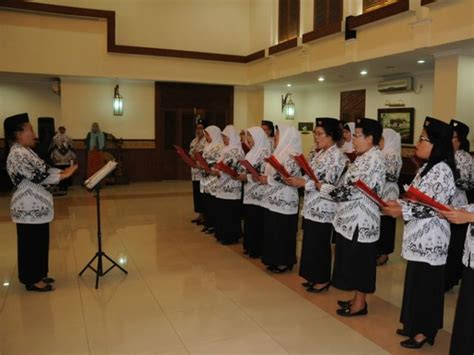 Paduan Suara Memandu Menyanyikan Lagu Indonesia Raya Paduan Suara