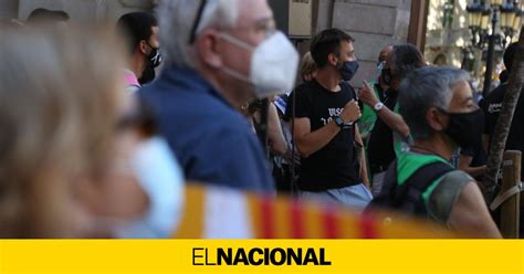 Vídeo Centenares de personas protestan en el Liceu por la llegada de