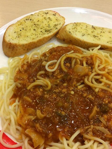 Premium Photo Close Up Of Noodles With Curry And Bread Served In Plate