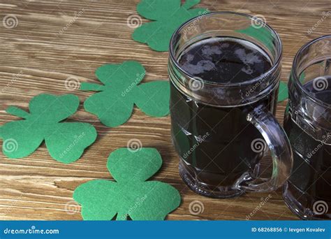 Ирландское пиво для дня St Patick и листьев клевера Стоковое Фото ...