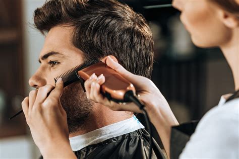 Coupe De Cheveux Courte Femme A La Tondeuse Le D Grad Valeur S Re Chez