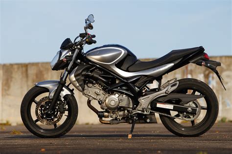 Suzuki SFV 650 Gladius roadster en accès libre