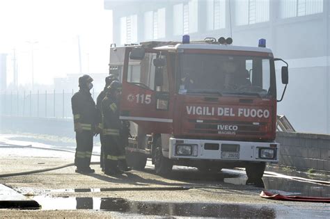 Incendio Di Porcari Domate Le Fiamme Dopo Una Notte Di Paura