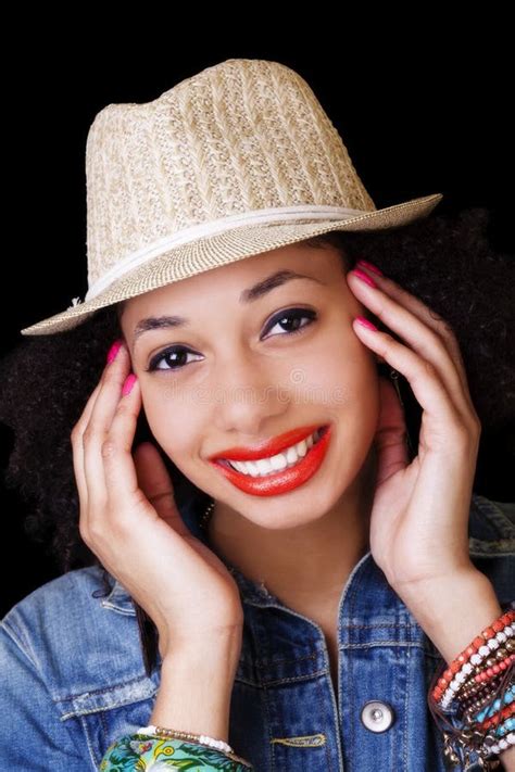 Femme De Sourire D Afro Am Ricain En Portrait De Chapeau Image Stock