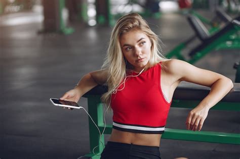Femme Blonde Sportive Dans Un Vêtement De Sport Se Reposer Dans Une Salle De Sport Photo Gratuite