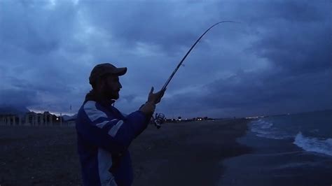 Pesca A Bolognese Dalla Spiaggia Con Orate E Spigole A Mare Calmo Prima