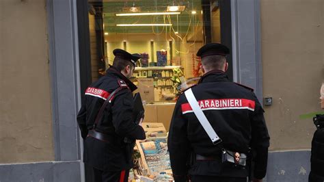 Borgo Ognissanti Con Un Tombino Spaccano La Vetrina Della Farmacia E