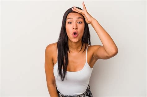 Joven Latina Aislada Sobre Fondo Blanco Grita Fuerte Mantiene Los Ojos Abiertos Y Las Manos