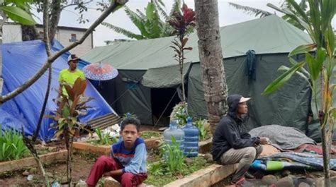 Rumah Luluh Lantak Warga Kampung Rawa Cina Cianjur Dirikan Tenda