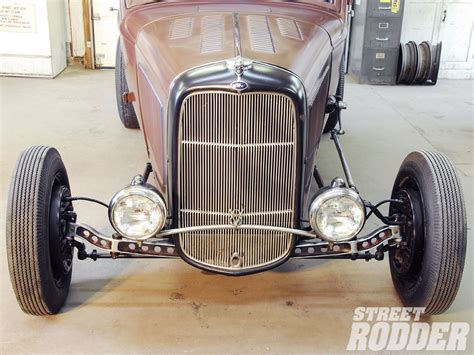 1932 Ford Headlight Bar - Lower The Bar - Street Rodder Magazine