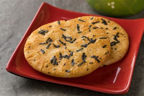 Plato Con Galletas De Arroz Tradicionales Japonesas Y Algas Foto Premium