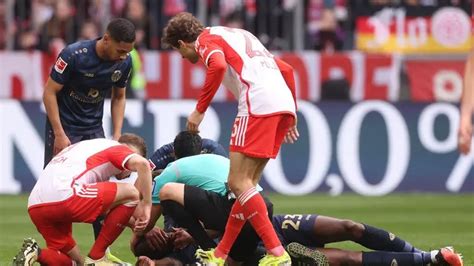 Rbitro Le Salva La Vida A Futbolista En Pleno Partido Ante El Bayern