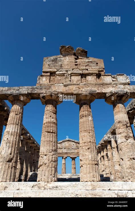 El Templo de Atenea en Paestum en Campania es un antiguo templo Dórico