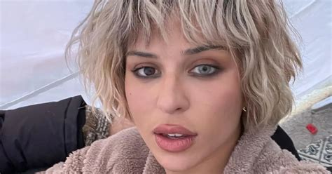 Nathy Peluso modeló para Vogue España desde la cama y sin nada que tape