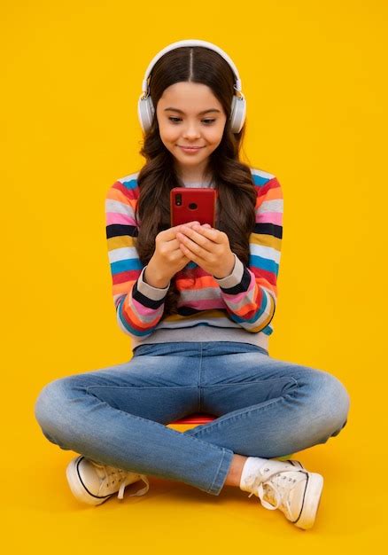 Crian A Adolescente Segurando O Celular Retrato Aproximado De Uma Linda