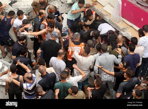 Rafah Gaza Th Oct Rescuers Remove People From Under The