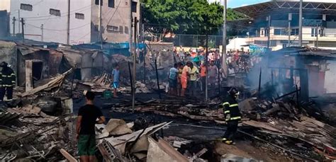 Incêndio destrói 90 das barracas na Feira do Rolo em Feira de Santana