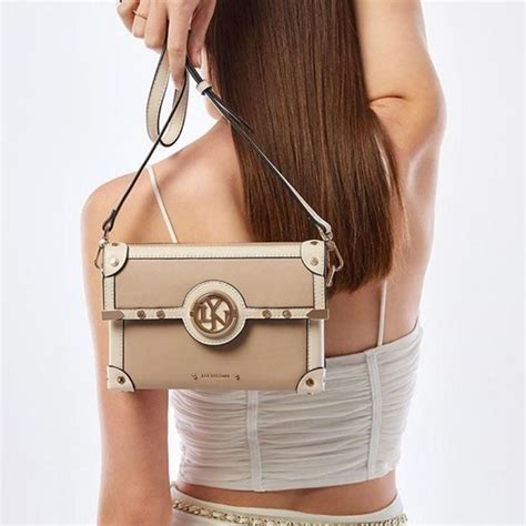 7 mẫu túi Lyn màu nude đẹp và sang chảnh cho mọi dịp