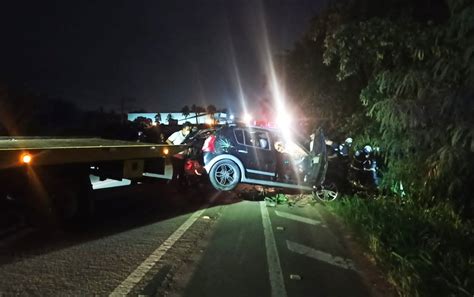 Dois morrem após motorista perder o controle da direção capotar e cair