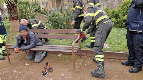 Resta Incastrato Nella Panchina Su Cui Si Era Addormentato A Roma