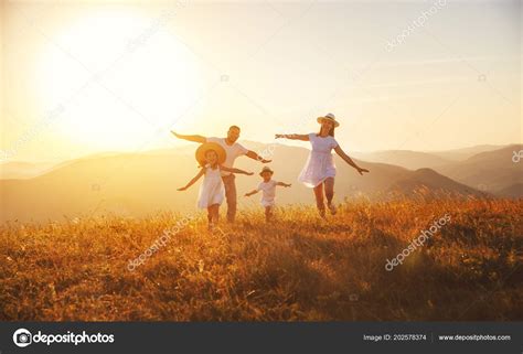 Glückliche Familie Mutter Vater Kinder Sohn Und Tochter Bei