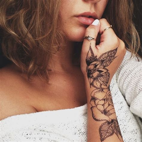 Tatuaggi Femminili Donna Con Un Grande Tatuaggio Sul Braccio