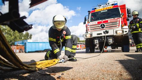 Freiwillige Feuerwehr Freiwillig Mitten Ins Feuer Stern De