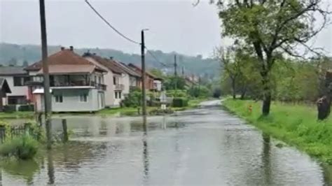 Izvanredno Stanje U Hrvatskoj Kostajnici Neke Ceste Su Poplavljene