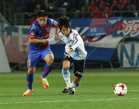 ＜川崎f・fc東京＞前半、fc東京・大久保（左）と激しく競り合う中村 ― スポニチ Sponichi Annex サッカー