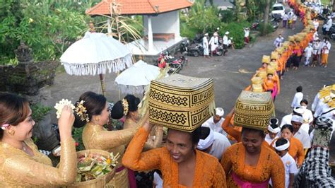 Suasana Perayaan Hari Raya Galungan Di Berbagai Daerah Foto Tempo Co