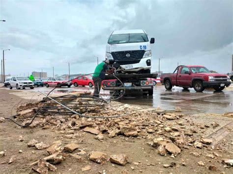 Camioneta Choca Y Derriba Poste De Alumbrado P Blico En El Malec N Video