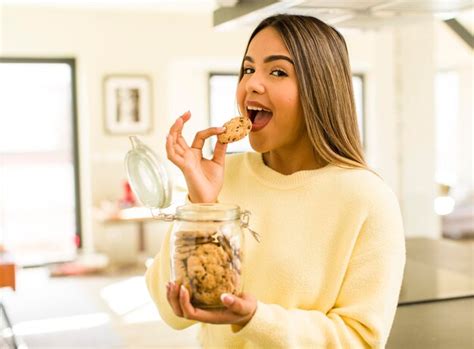 Bonita Mujer Latina Con Botellas De Galletas Caseras Foto Premium