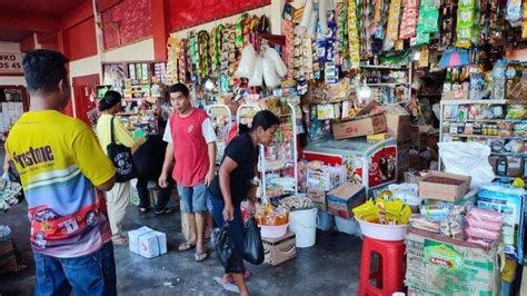 Pengunjung Pasar Bersehati Manado Keluhkan Kenaikan Harga Beras Dan