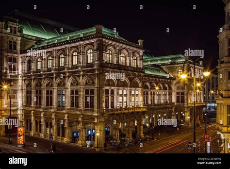 Das beleuchtete Gebäude der Wiener Staatsoper, das sich direkt an der ...