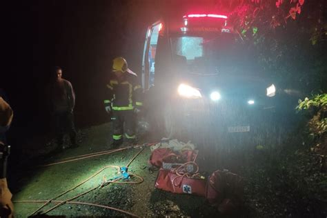 Casal fica ferido após carro cair em ribanceira bater e pegar fogo em