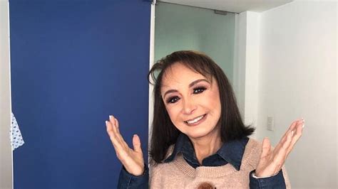 La Chilindrina dejó atrás los vestidos y posó en bikini a los 70 años QueVer