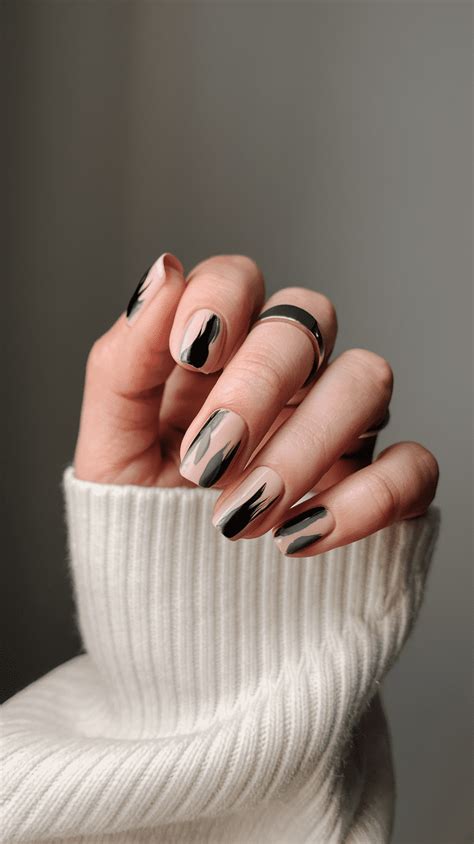 13 Elegant Short Nude Nails For A Chic And Timeless Look