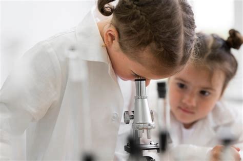 Meninas Fazendo Experimento Científico Foto Grátis