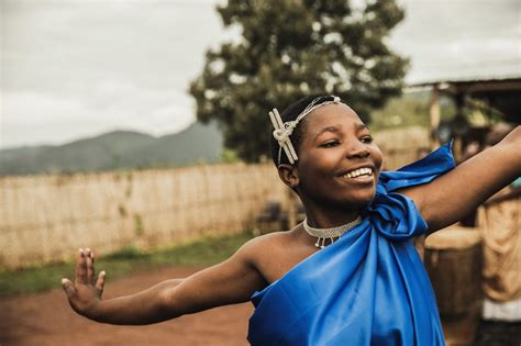 Traditional Clothing from the world : Rwandan woman, Rwanda, by Visit ...