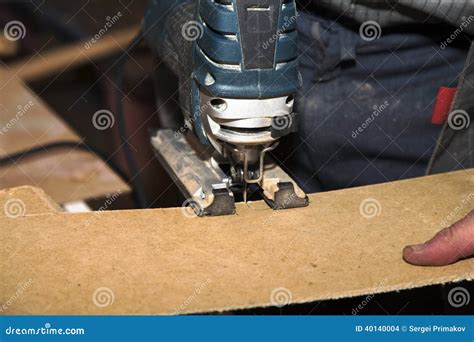 Trabalhador Que Corta A Placa De Madeira Foto De Stock Imagem De